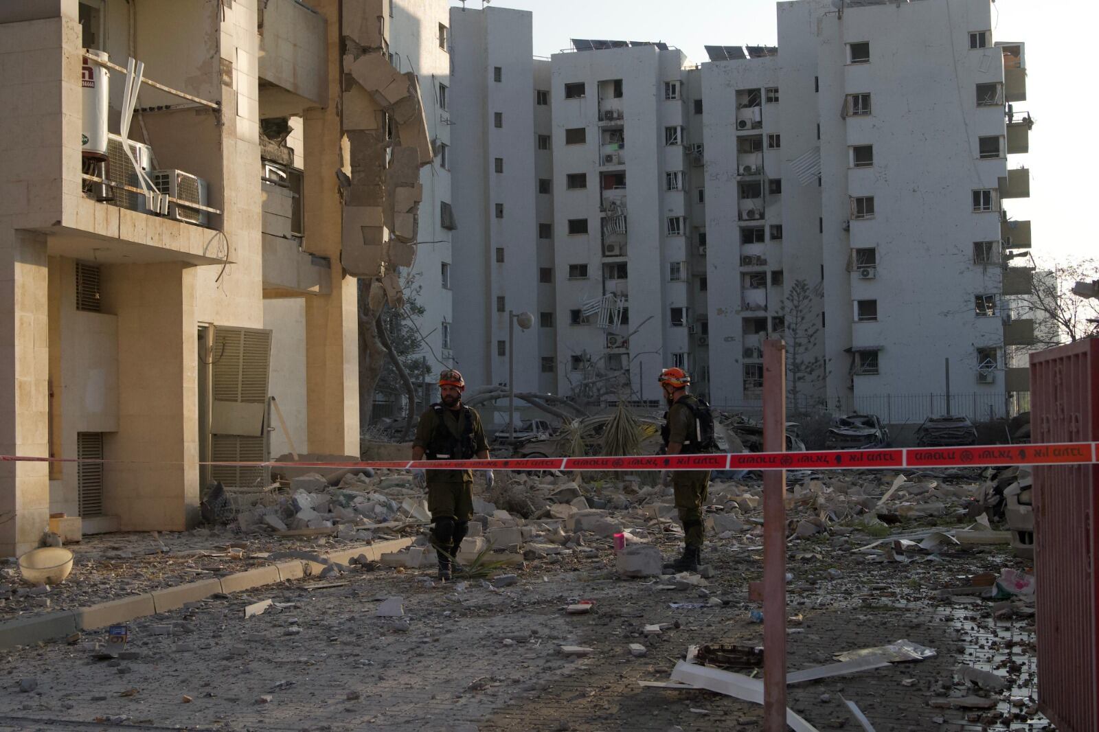 AME8045. BEERSHEBA (ISRAEL), 24/06/2025.- Fotografía cedida por el Ejército de Beersheva de dos militares observando los daños en una zona por el ataque de un misil iraní este martes, en Beersheba (Israel).