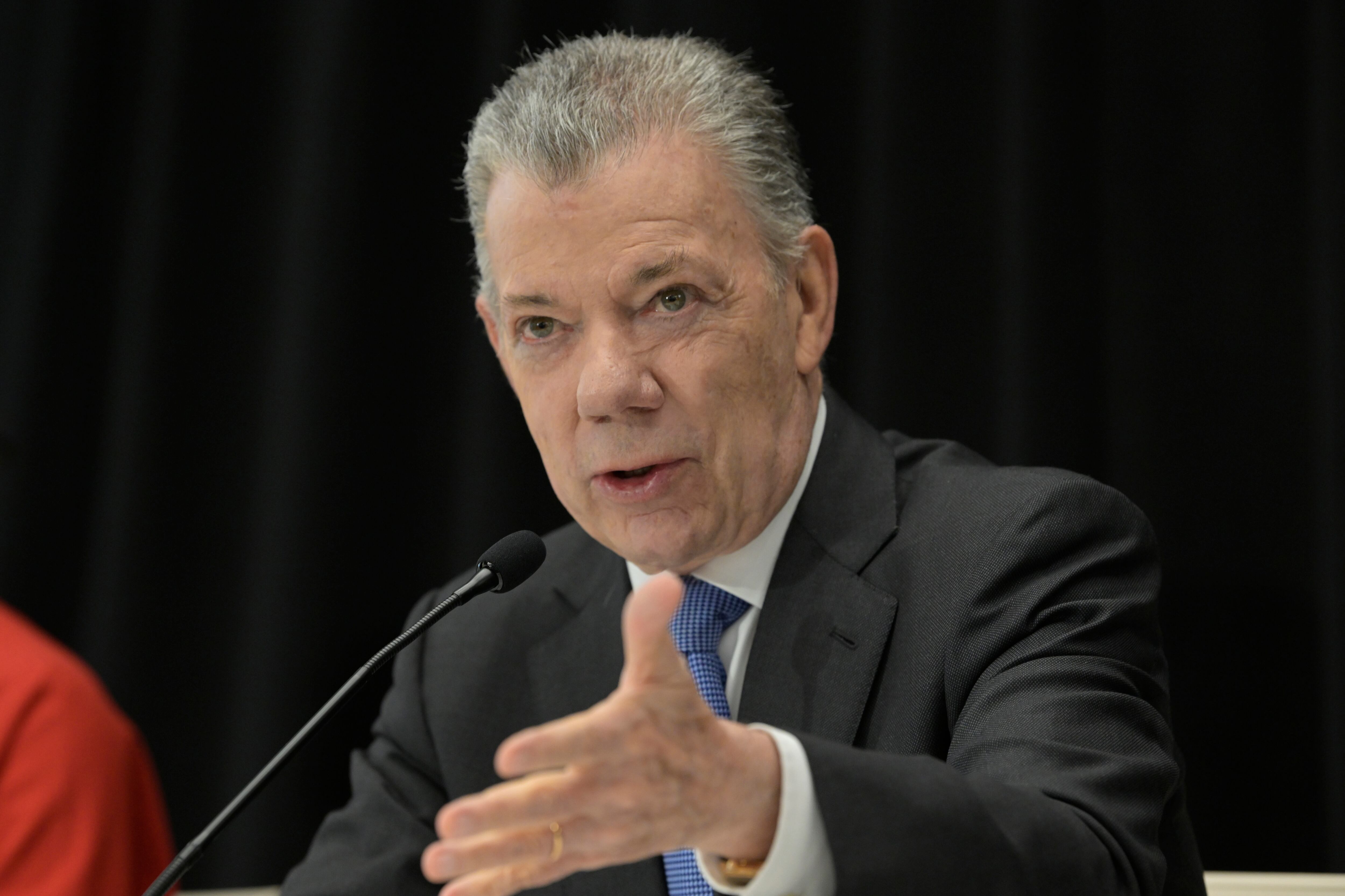 USA248. WASHINGTON (ESTADOS UNIDOS), 28/01/2025.- El expresidente de Colombia y premio Nobel de la Paz, Juan Manuel Santos, habla en una conferencia de prensa para anunciar el 'Reloj del Juicio Final' celebrada este martes, en el Instituto de Paz de los Estados Unidos en Washington (EE.UU.). El 'Reloj del Juicio Final', una herramienta simbólica creada por científicos para visualizar la probabilidad de que la humanidad desaparezca, se encuentra este año a 89 segundos de la medianoche, lo más cerca que ha estado nunca de marcar la hora final en sus 78 años de historia. EFE/ Lenin Nolly