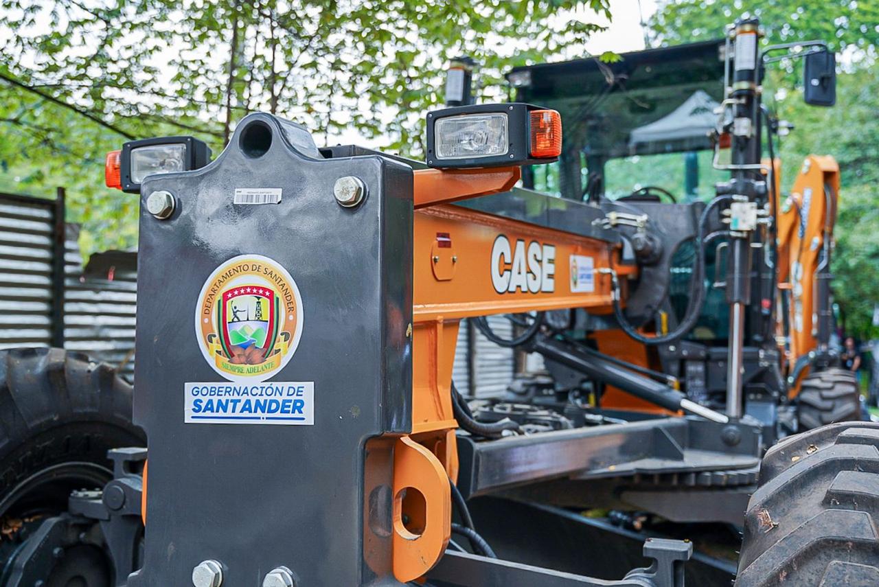Gobernación de Santander entregó kits de maquinaria amarilla para intervenir vías terciarias. Foto: Gobernación de Santander.