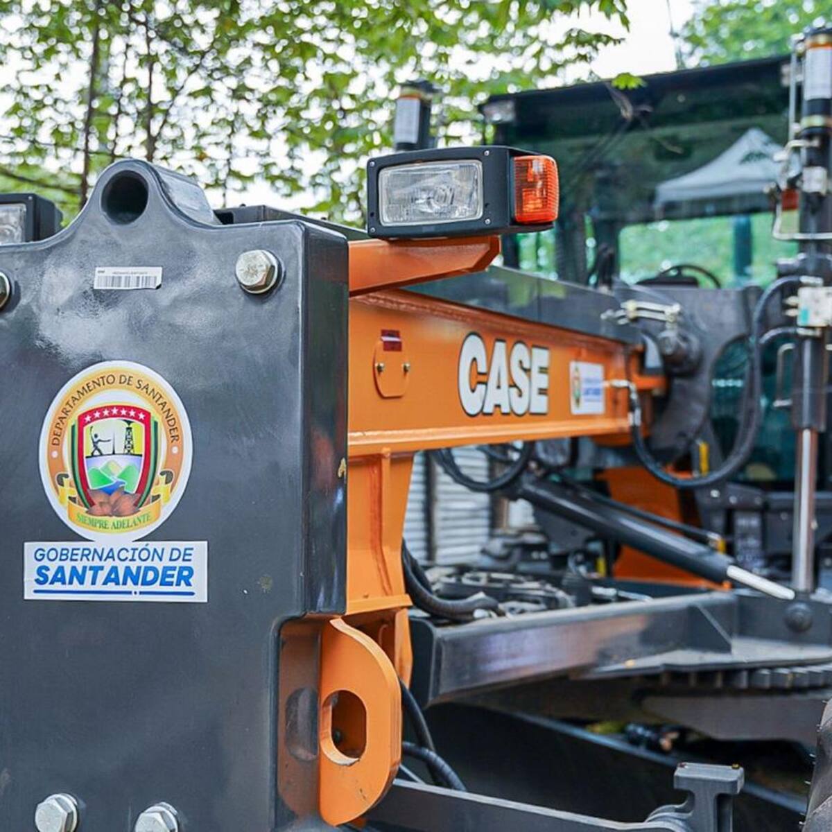 Gobernación de Santander entregó kits de maquinaria amarilla para intervenir vías terciarias