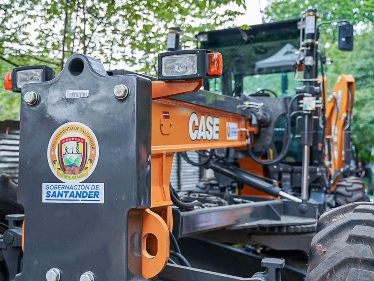 Gobernación de Santander entregó kits de maquinaria amarilla para intervenir vías terciarias