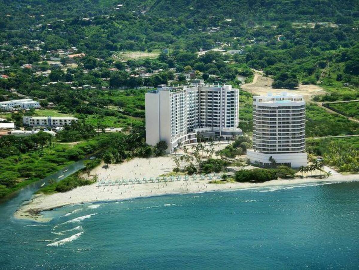 Está ubicado muy cerca al Rodadero, frente a la Costa Caribe y a la Sierra Nevada de Santa Marta.