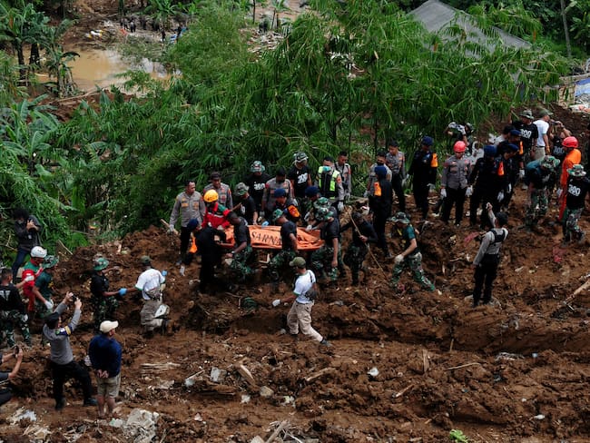 Trabajos de rescate en Indonesia tras el sismo de magnitud 5.6 en Java Occidental.
(Photo by Dasril Roszandi/Anadolu Agency via Getty Images)