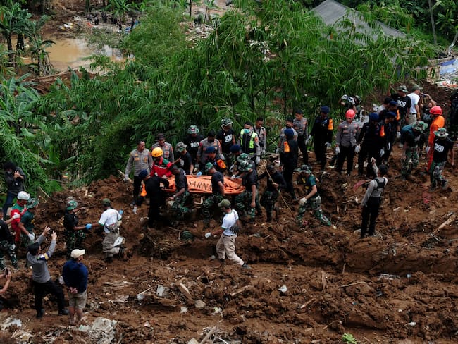 Trabajos de rescate en Indonesia tras el sismo de magnitud 5.6 en Java Occidental.
(Photo by Dasril Roszandi/Anadolu Agency via Getty Images)