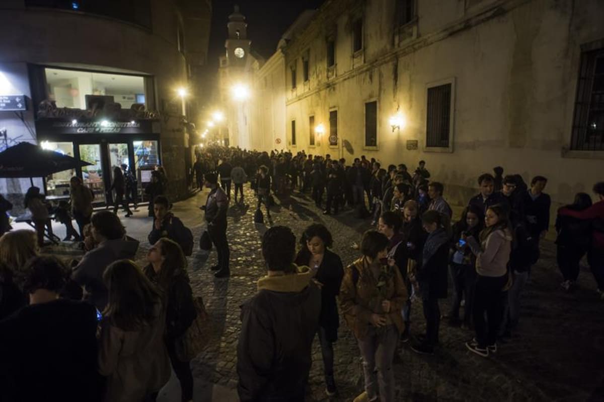 Los seguidores del exvocalista de Soda Stereo se unieron en una sola voz para rendir tributo al artista en sus exequias. Foto: Efe