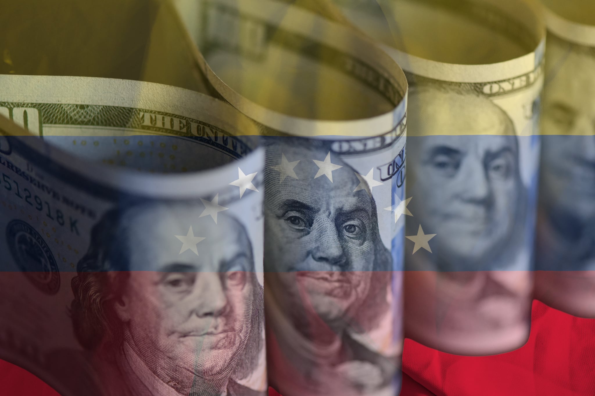 Imagen de la bandera de Venezuela tomada de Getty Imagenes (Autor: Manuel Augusto Moreno) // Imagen de los dólares tomada de Getty imagenes (Autor: CFOTO / Colaborador)