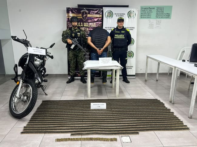 Soldado pensionado del EJC con 3.962 cartuchos de disidencias Farc fue capturado en Acacías. Foto: Policía.