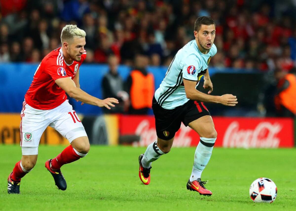 Hazard con la posesión del balón ante la marca de Ramsey