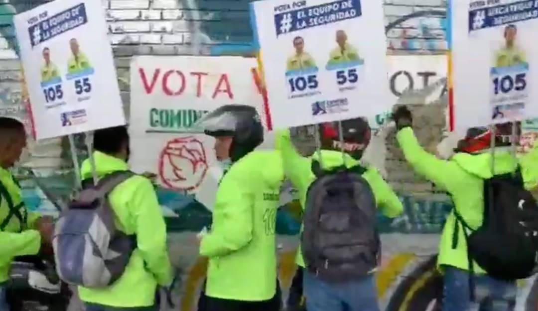 José Jaime Uscátegui retirando la publicidad política del Partido Comunes