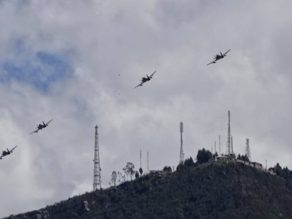 Fotos: Con aviones se realizó acto conmemorativo por muerte de MinDefensa