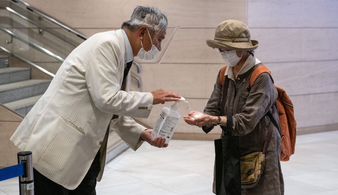 La obligatoriedad de medidas de bioseguridad e higiene habrían causado la desaparición de dos cepas de la gripe.