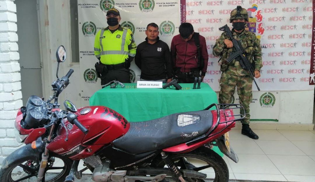 En la vereda El Dinde del municipio de La Plata, Huila, fueron interceptados los dos hombres portando las armas de fuego.