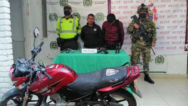 En la vereda El Dinde del municipio de La Plata, Huila, fueron interceptados los dos hombres portando las armas de fuego.