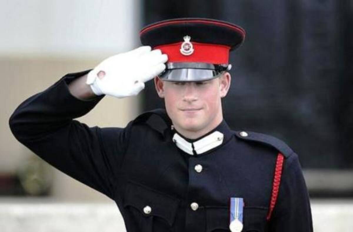 En 2005 una profesora de colegio Eton College demando a la institución por terminarle el contrato al saber que había ayudado al príncipe a que se graduase más rápido para así comenzar con su entrenamiento militar.