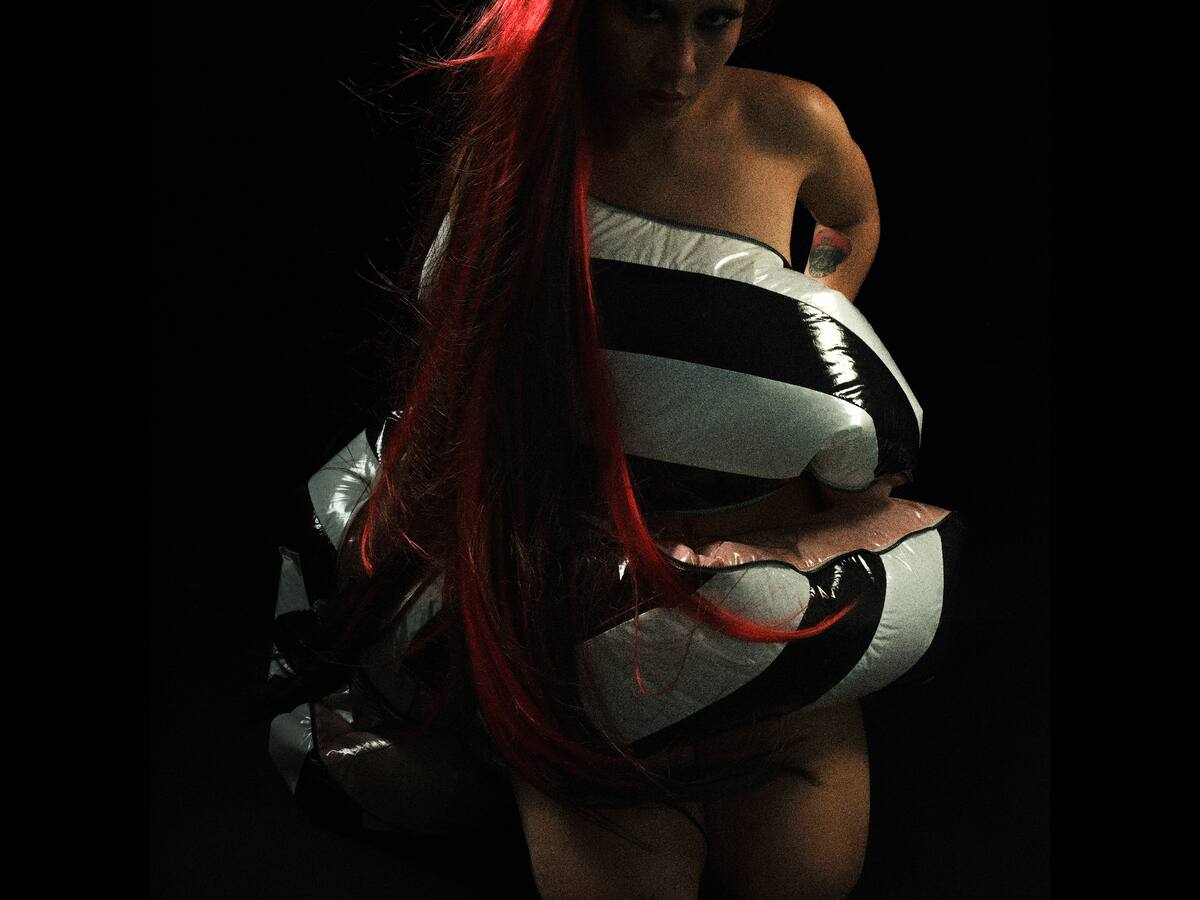 Las fusiones melancólicas afro beat, reggaetón y rap de Lee Eye