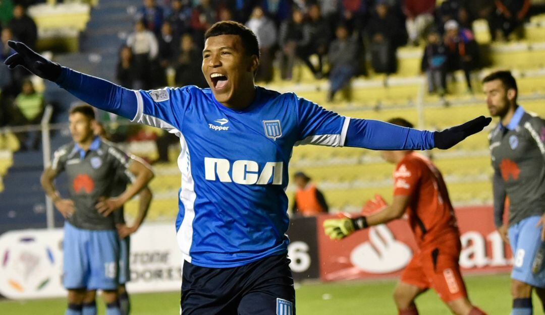 Roger Martínez celebrando su gol con Racing ante Bolívar en 2016