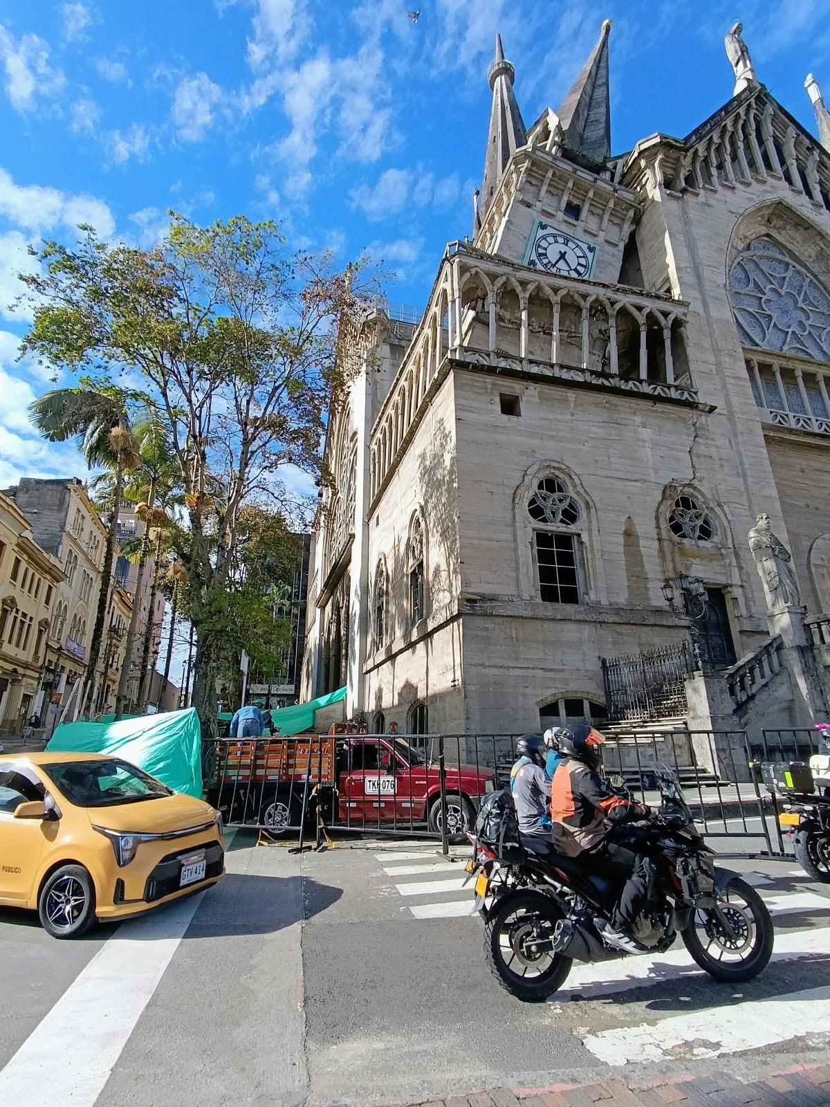Trabajos de apuntalamiento y retiro de vitrales en la torre de la catedral de Manizales afectada por el terremoto.