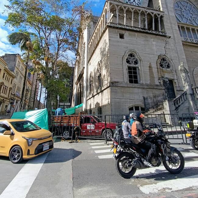 Trabajos de apuntalamiento y retiro de vitrales en la torre de la catedral de Manizales afectada por el terremoto.