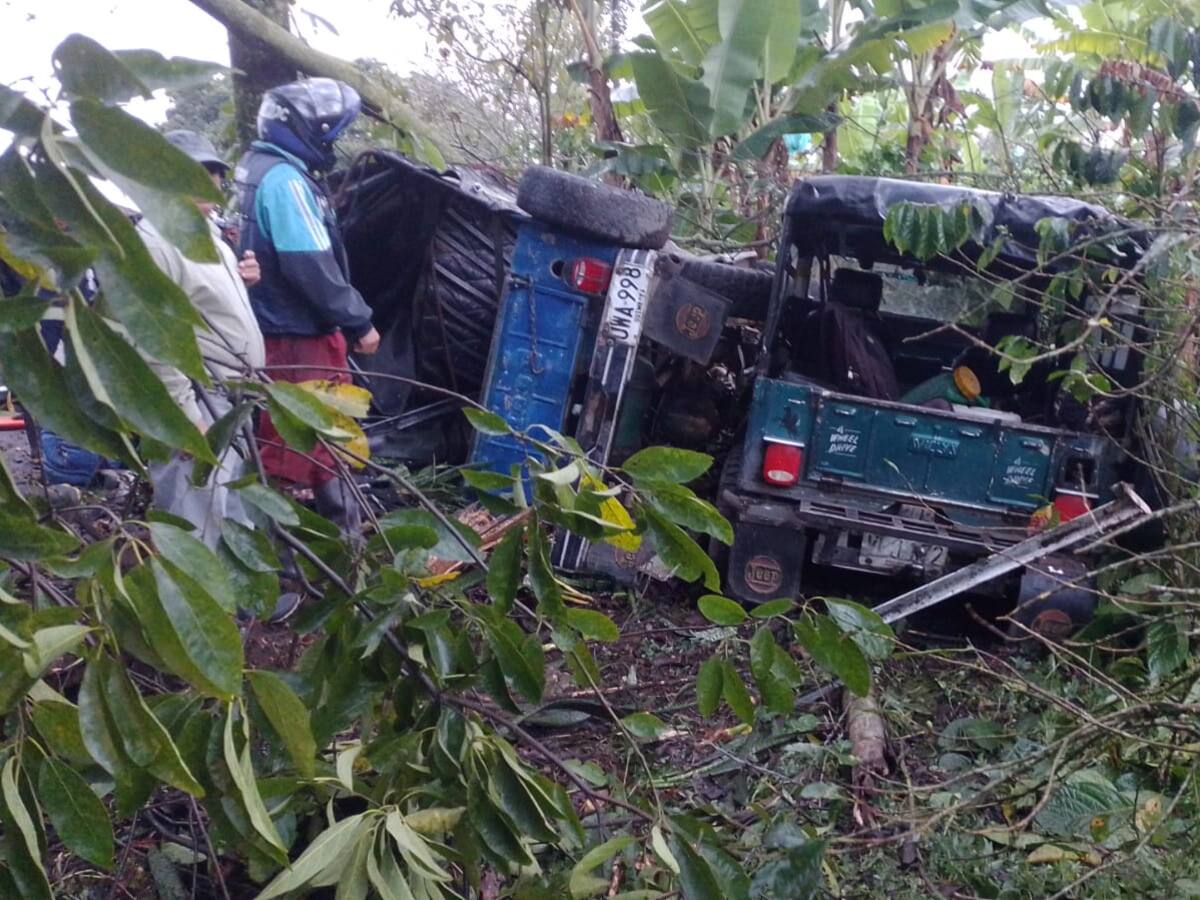 Aparatoso accidente de Tránsito entre 2 Jeep Willys en vía Pueblo Tapao-Montenegro