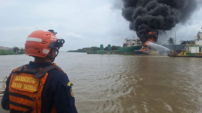 Encontrado cuerpo de la cuarta víctima del incendio de una barcaza cerca de Mamonal en Cartagena