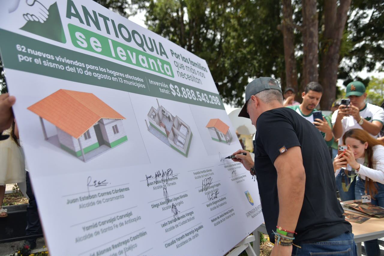 Convenio para la construcción de viviendas nuevas afectadas por el terremoto en Antioquia. Foto: Gobernación de Antioquia.
