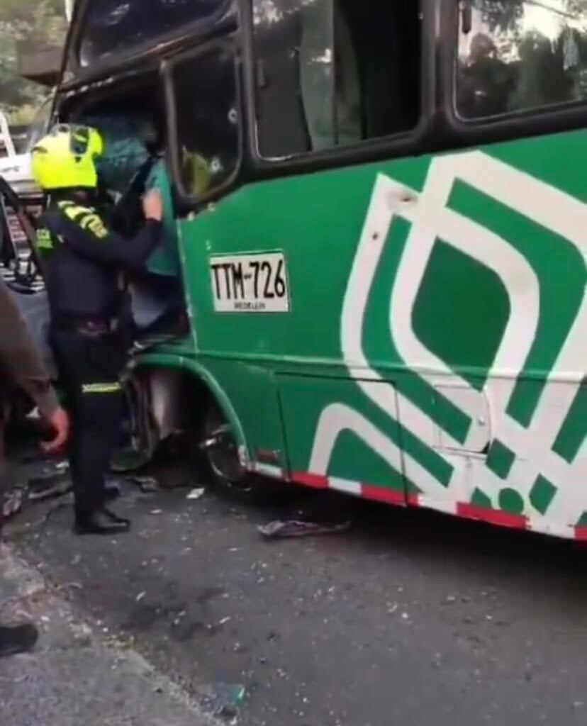 El conductor fue detenido por la Policía luego de los destrozos ocasionados a su paso. Foto: Denuncias Antioquia.