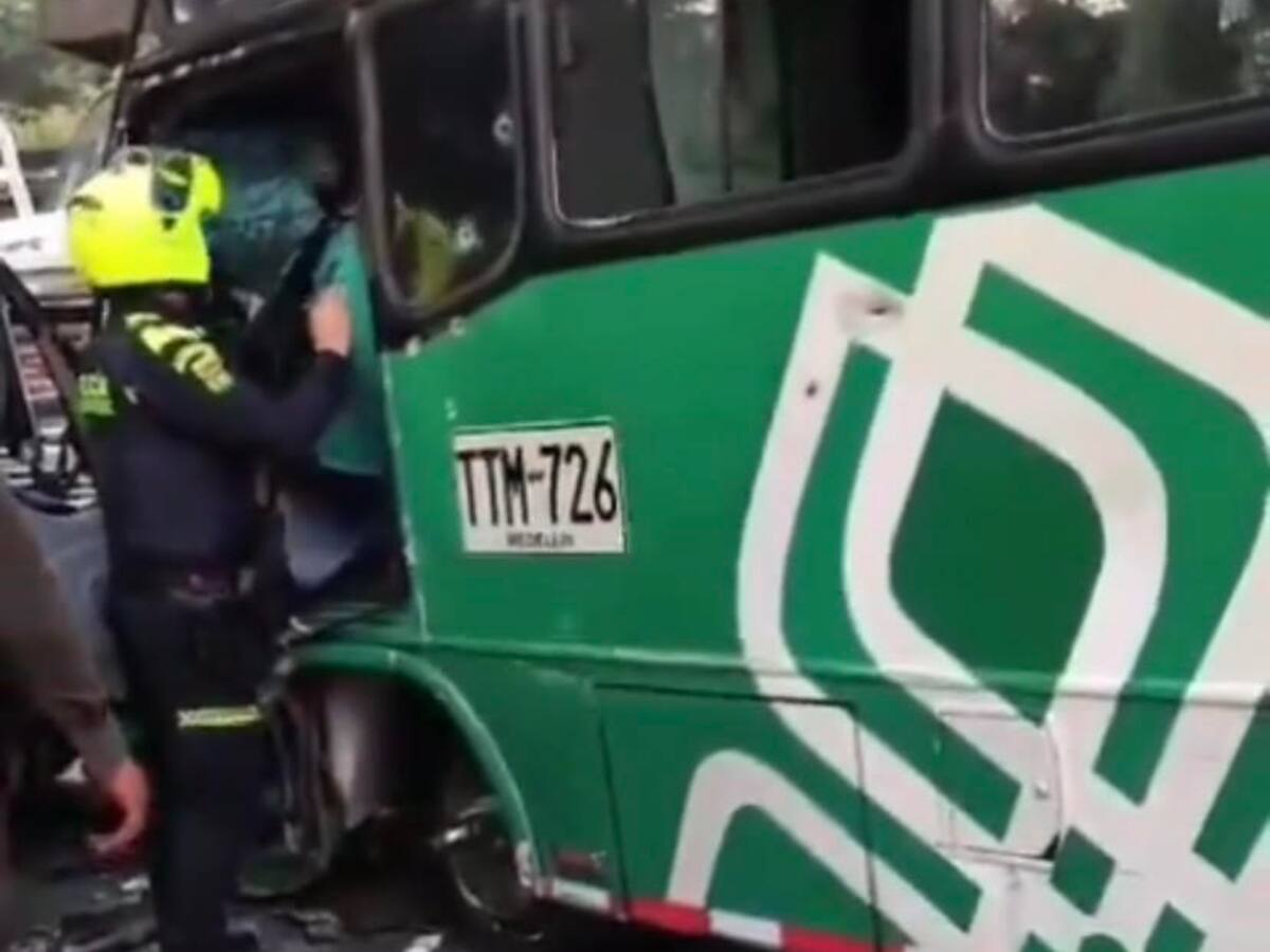 Fuga de conductor de un bus ocasionó destrozos y pánico en Medellín