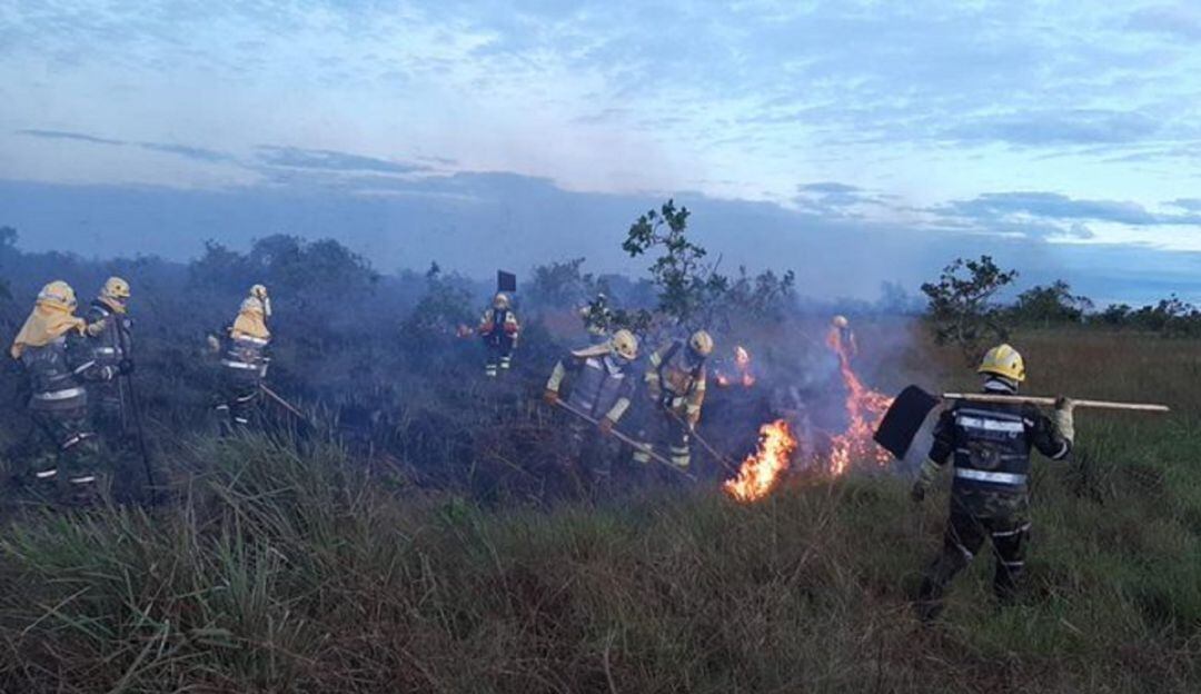 Bomberos controlan incendio en parque El Tuparro
