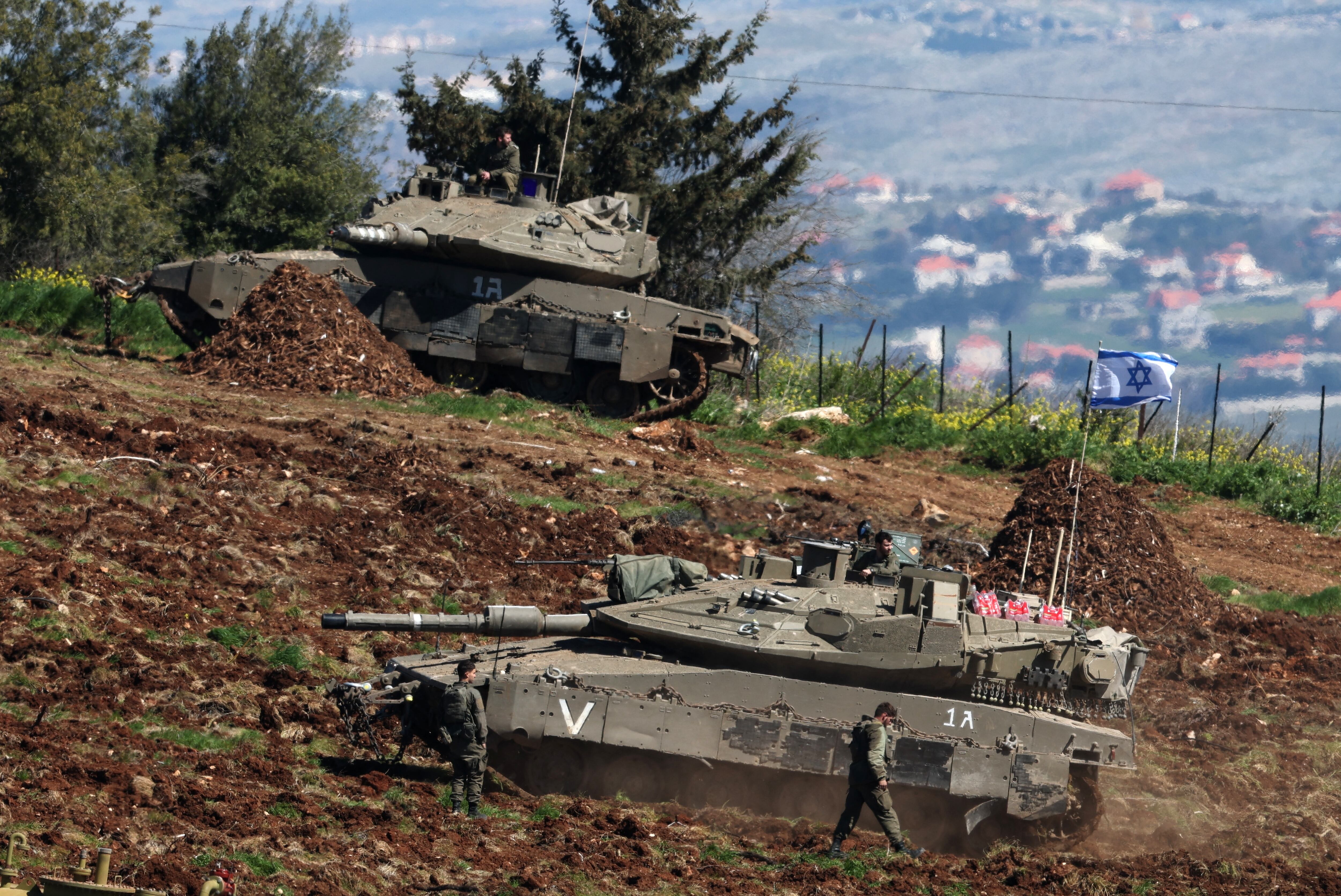 Tanques israelíes se concentran en una posición a lo largo de la frontera entre Israel y el Líbano el 8 de marzo de 2026. El Líbano se vio involucrado en la guerra de Oriente Medio el 2 de marzo, cuando el grupo militante Hezbolá, respaldado por Irán, atacó a Israel en respuesta al asesinato del líder supremo iraní, el ayatolá Alí Jamenei, durante ataques estadounidenses e israelíes. Israel, que ha mantenido sus ataques contra Hezbolá a pesar del alto el fuego de 2024, lanzó múltiples oleadas de ataques esta semana en todo el Líbano y envió tropas terrestres a las zonas fronterizas. (Photo by Jack GUEZ / AFP)