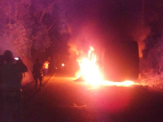 Encapuchados quemaron 2 vehículos en vía de Granada, Antioquia