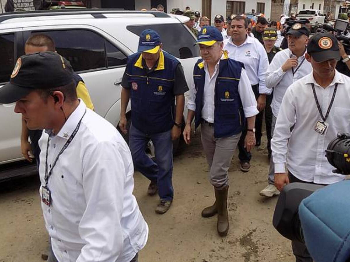 Santos promete recuperar zonas de Corinto arrasadas por avalancha