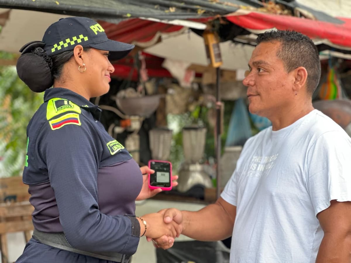 Honestidad en Arjona: patrullera devuelve un millón de pesos extraviados a su legítimo dueño
