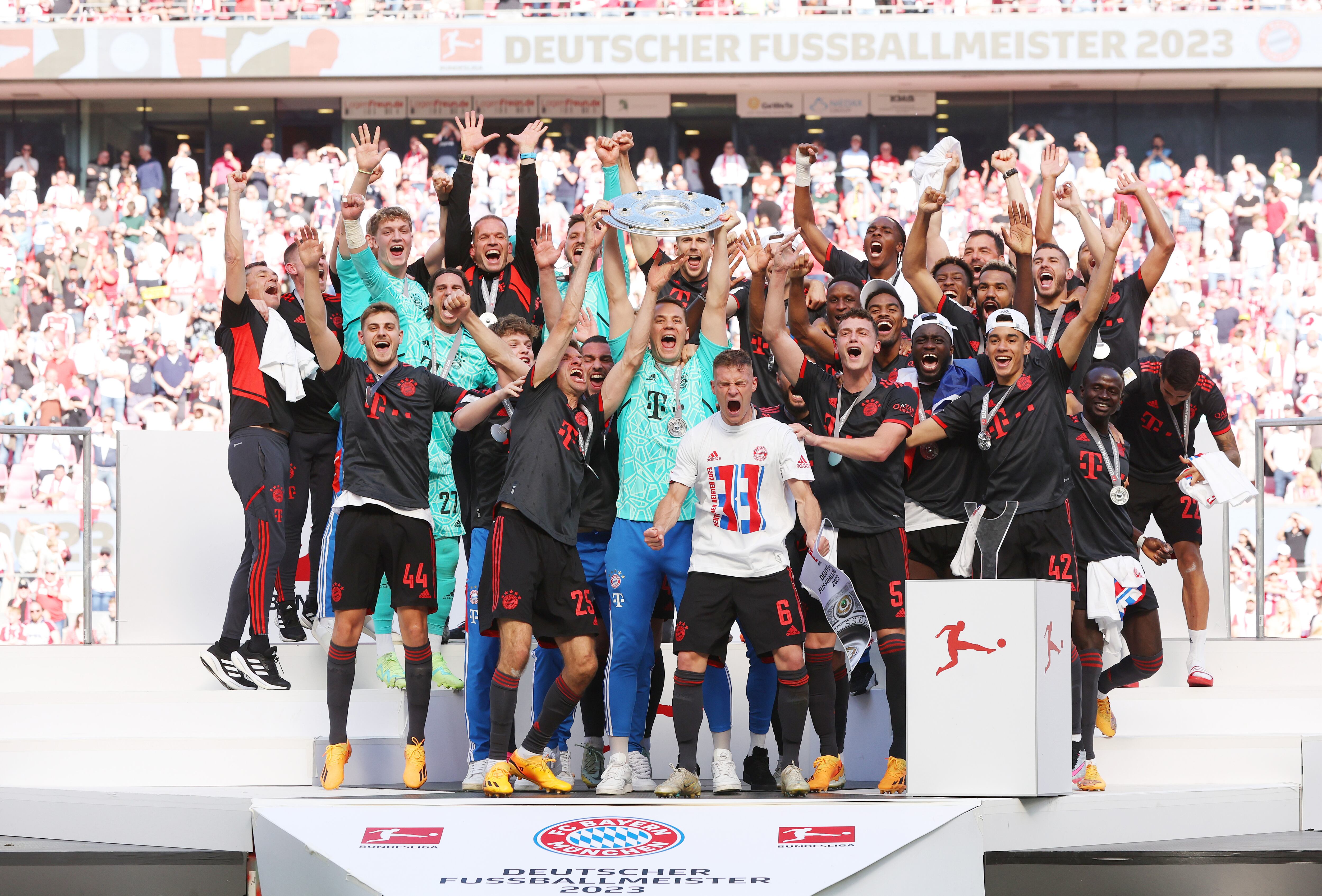 Los jugadores del Bayern Múnich festeja con su nuevo título de la Bundesliga. (Photo by Alexander Hassenstein/Getty Images)