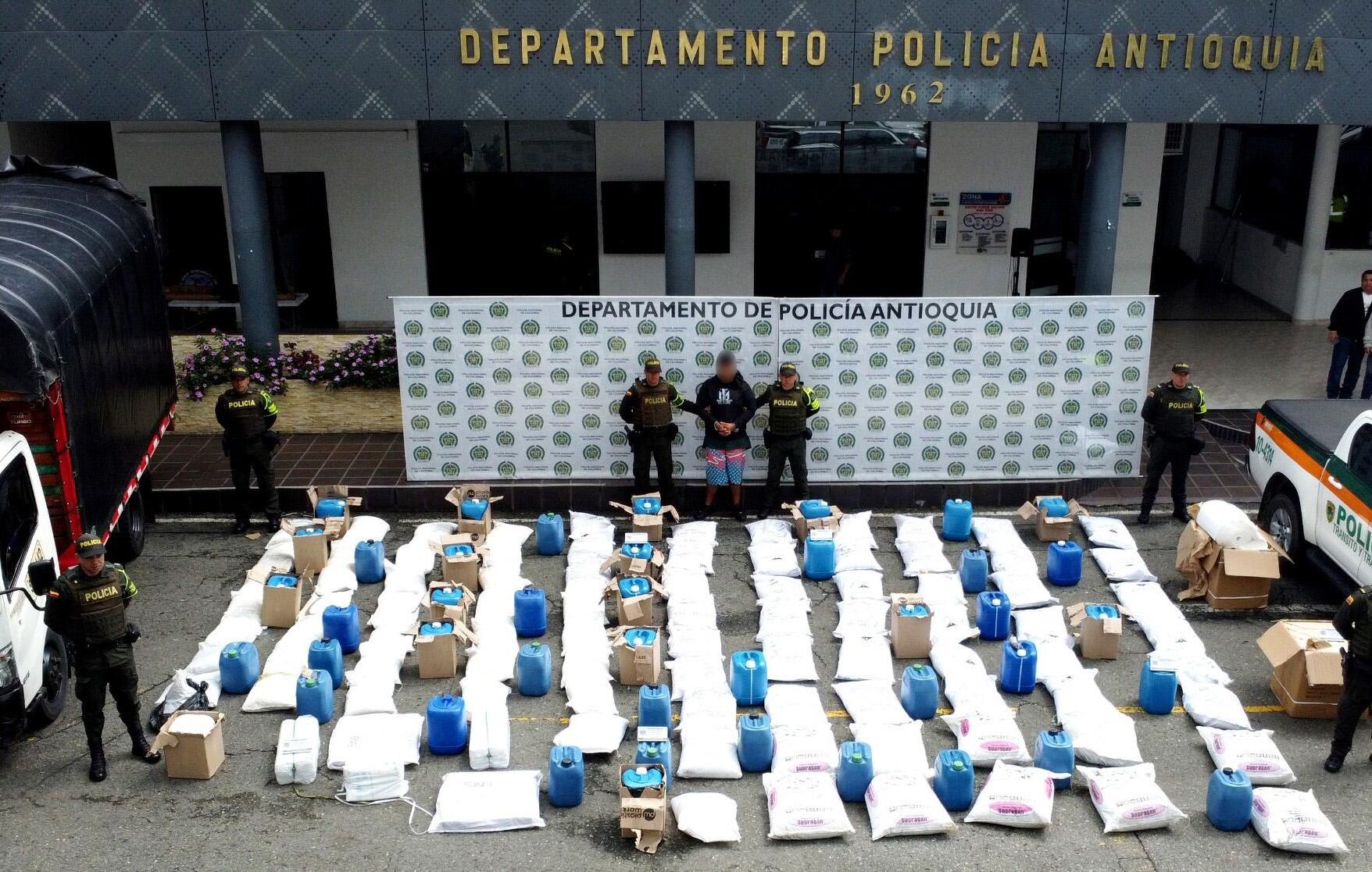 Fueron incautados más de 2.5 toneladas de insumos para la fabricación de estupefacientes. Foto: Meval