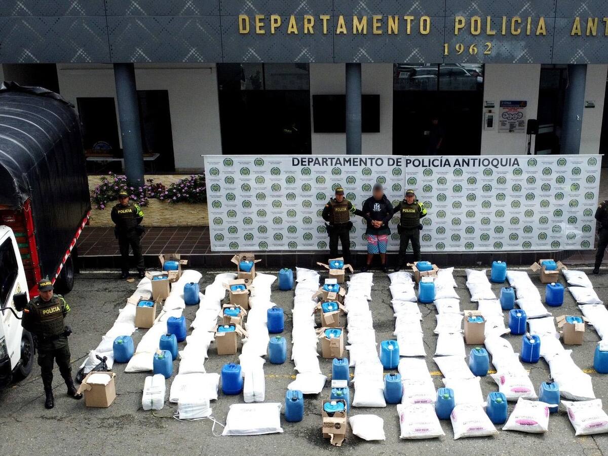 Incautan más de 2.5 toneladas de insumos para fabricación de estupefacientes, en la Medellín-Bogotá
