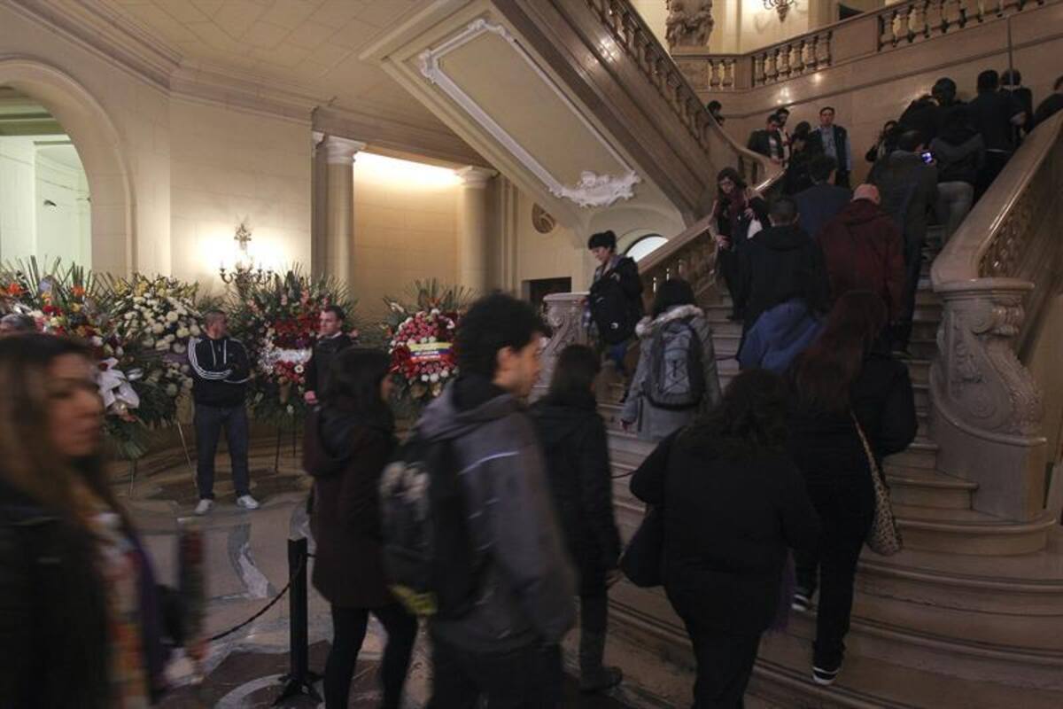 Los seguidores del exvocalista de Soda Stereo se unieron en una sola voz para rendir tributo al artista en sus exequias. Foto: Efe