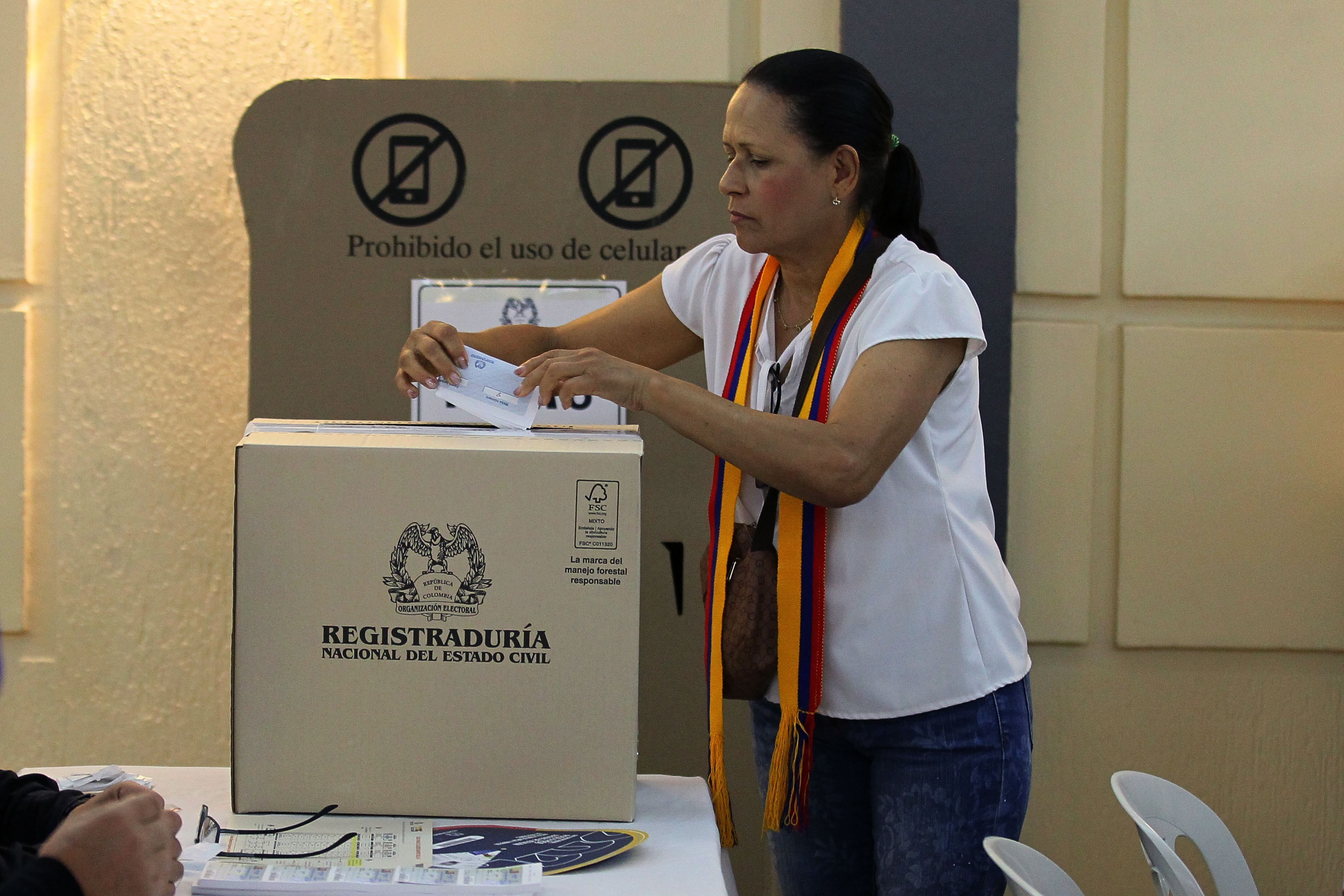 Colombianos residentes en Venezuela votan en la primera vuelta de las elecciones para elegir al próximo presidente de Colombia. (Foto de: Jose Bula Urrutia/UCG/Universal Images Group vía Getty Images)