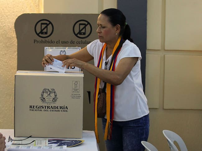Colombianos residentes en Venezuela votan en la primera vuelta de las elecciones para elegir al próximo presidente de Colombia. (Foto de: Jose Bula Urrutia/UCG/Universal Images Group vía Getty Images)