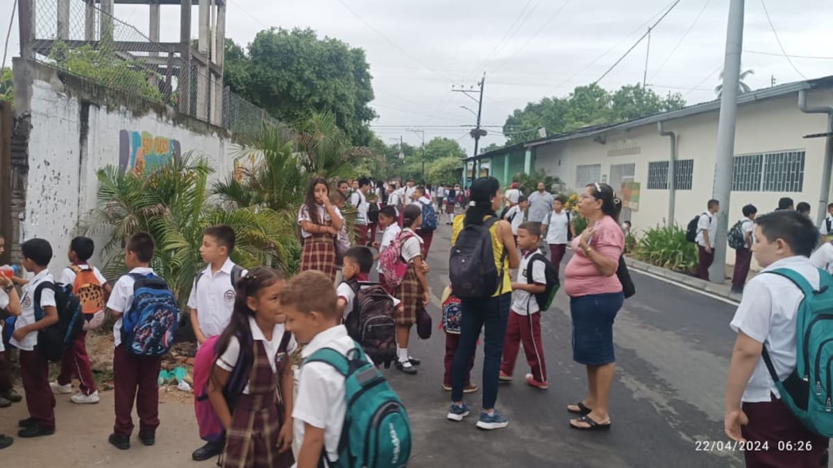 En Sabana de Torres y Rionegro protestan por la falta de profesores en los colegios