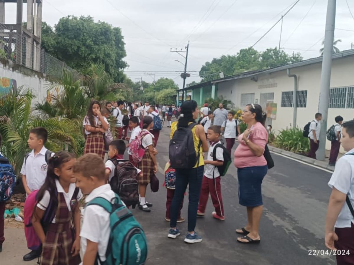 En Sabana de Torres y Rionegro protestan por la falta de profesores en los colegios