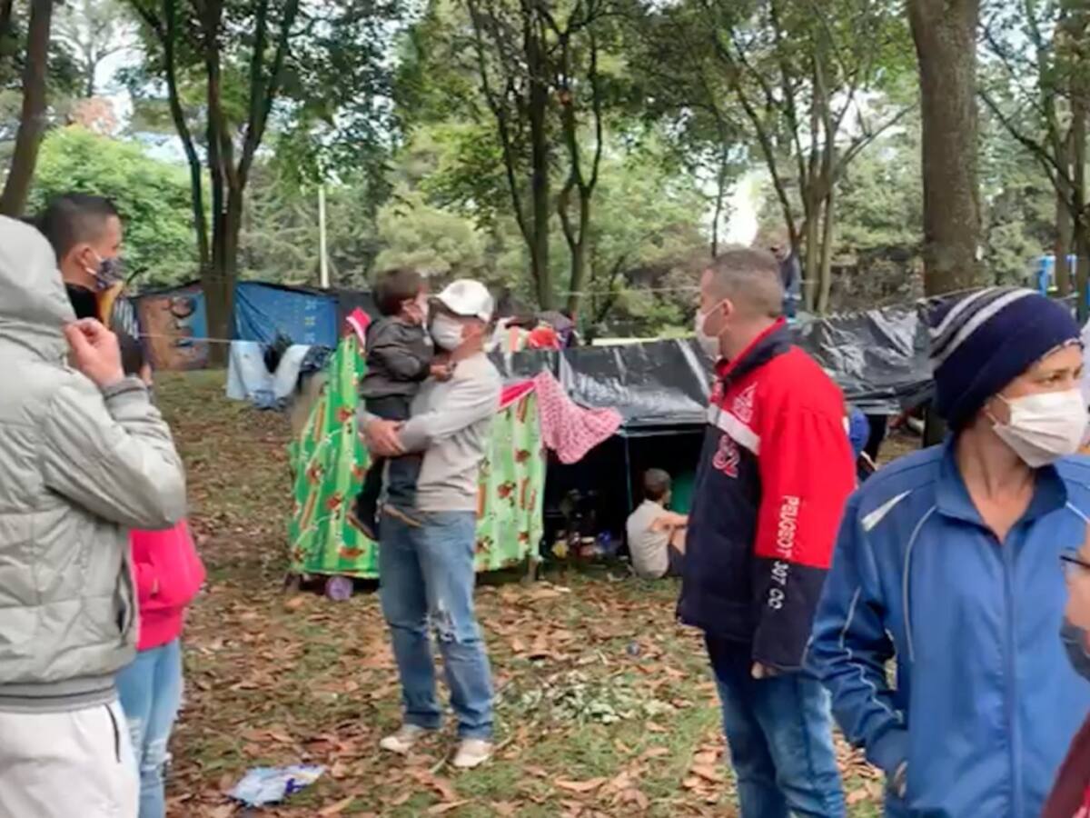 Drama humanitario de venezolanos en la autopista norte en Bogotá