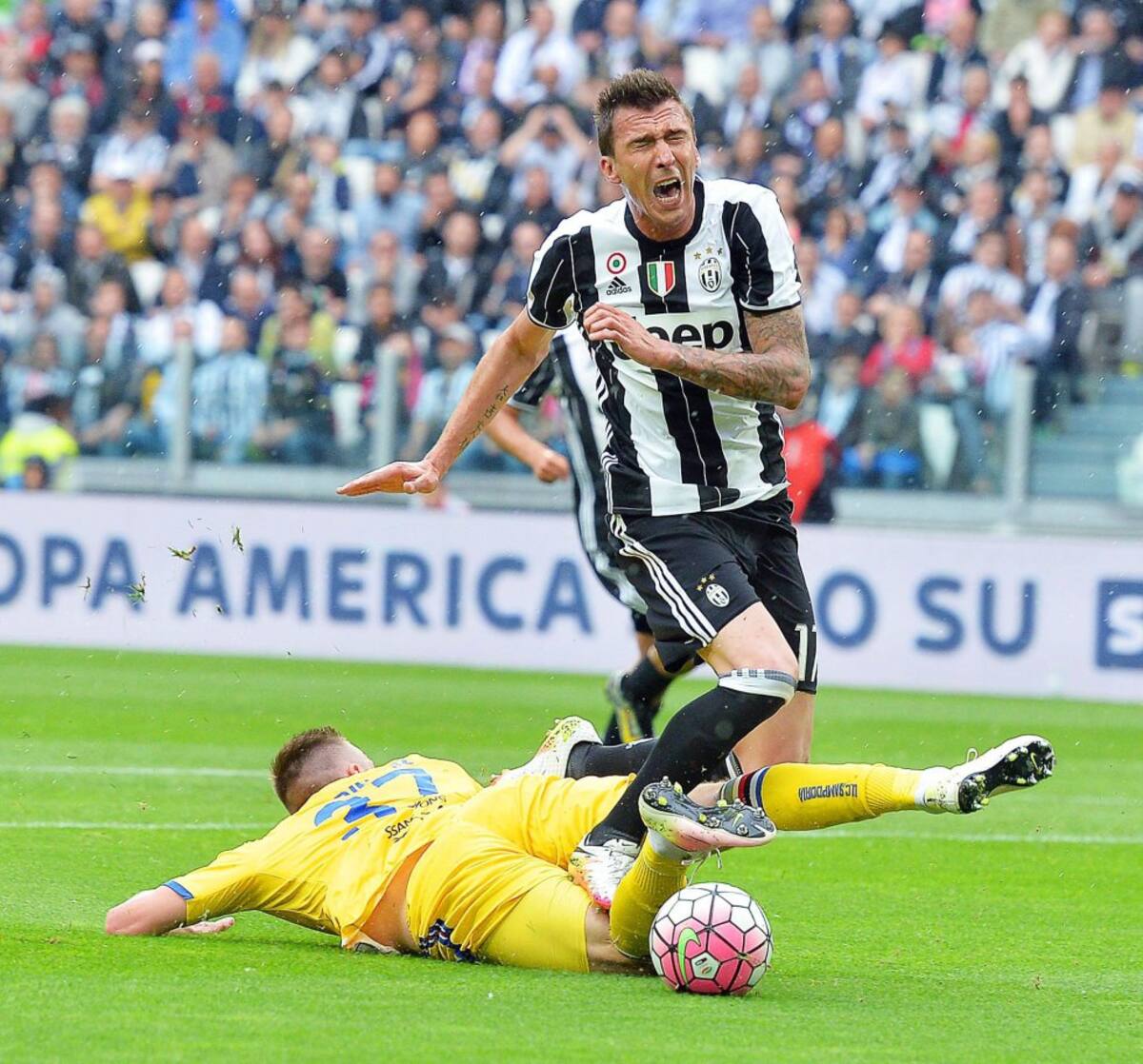 El delantero Mandzukic disputando un balón.