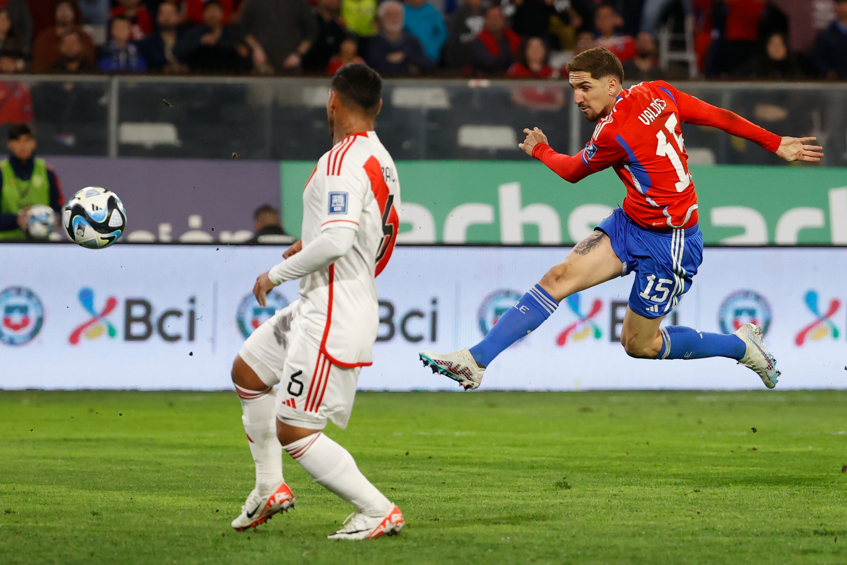 Diego Valdés (d) de Chile remata en un partido de las Eliminatorias Sudamericanas para la Copa Mundial de Fútbol 2026 entre Chile y Perú en el estadio Monumental en Santiago de Chile (Chile). EFE/ Elvis González
