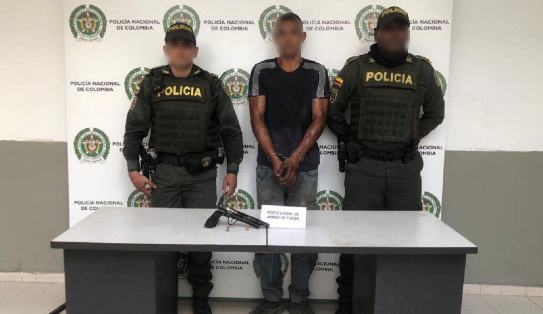 Este sujeto fue requerido por la Policía en la vía Mamonal, donde también le encontraron dos cartuchos calibre 9 milímetros