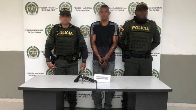 Este sujeto fue requerido por la Policía en la vía Mamonal, donde también le encontraron dos cartuchos calibre 9 milímetros