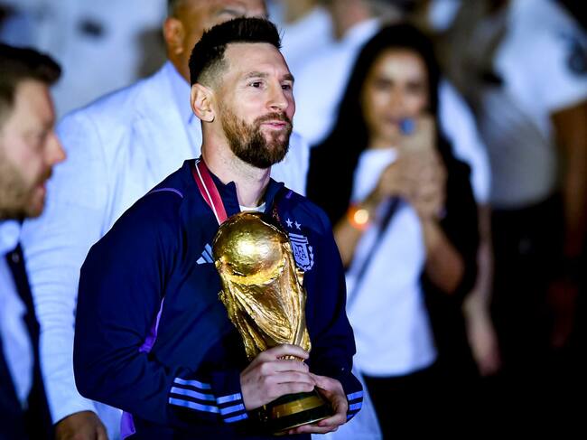 Lionel Messi con el trofeo de la Copa del Mundo (Photo by Marcelo Endelli/Getty Images)