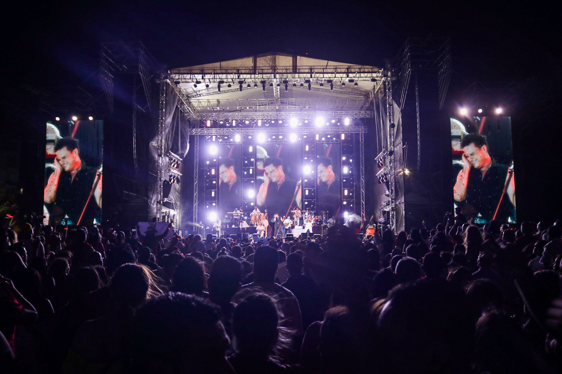 El cantante Silvestre Dangon puso a gozar a Santa Marta durante su cumpleaños / Foto: cortesía José Antolinez, reportero gráfico de Santa Marta.
