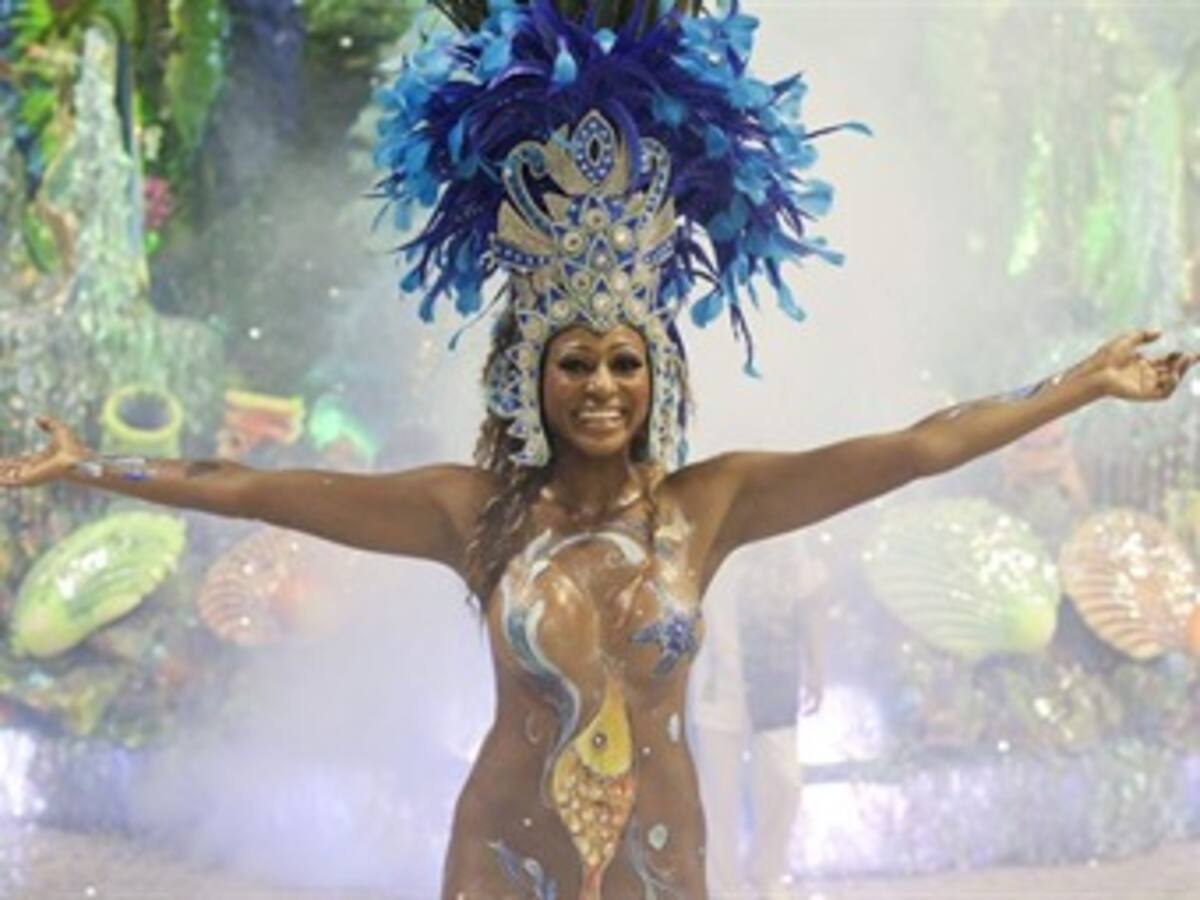 Brasil se entrega al frenesí del carnaval con millones de personas de fiesta