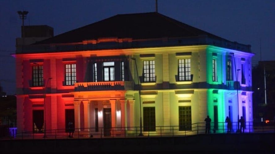 Con iluminación multicolor, Alcaldía de Barranquilla llama al respeto por la diversidad. Foto: Alcaldía de Barranquilla