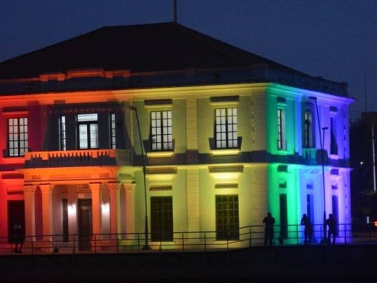 Con iluminación multicolor, Alcaldía de Barranquilla llama al respeto por la diversidad
